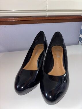 Clarks Women's Black Patent Round-Toe Wedge Flats